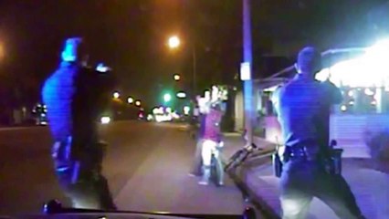 Des policiers américains tirent sur un homme non armé - bavure policière