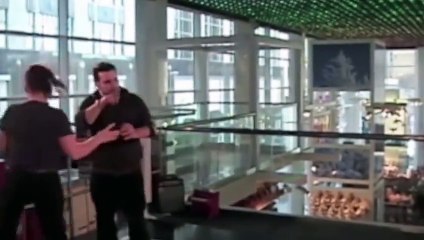 Il lui demande sa main sur le Big Piano de célèbre magasin F.A.O Schwarz, le jour de la fermeture