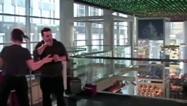 Il lui demande sa main sur le Big Piano de célèbre magasin F.A.O Schwarz, le jour de la fermeture