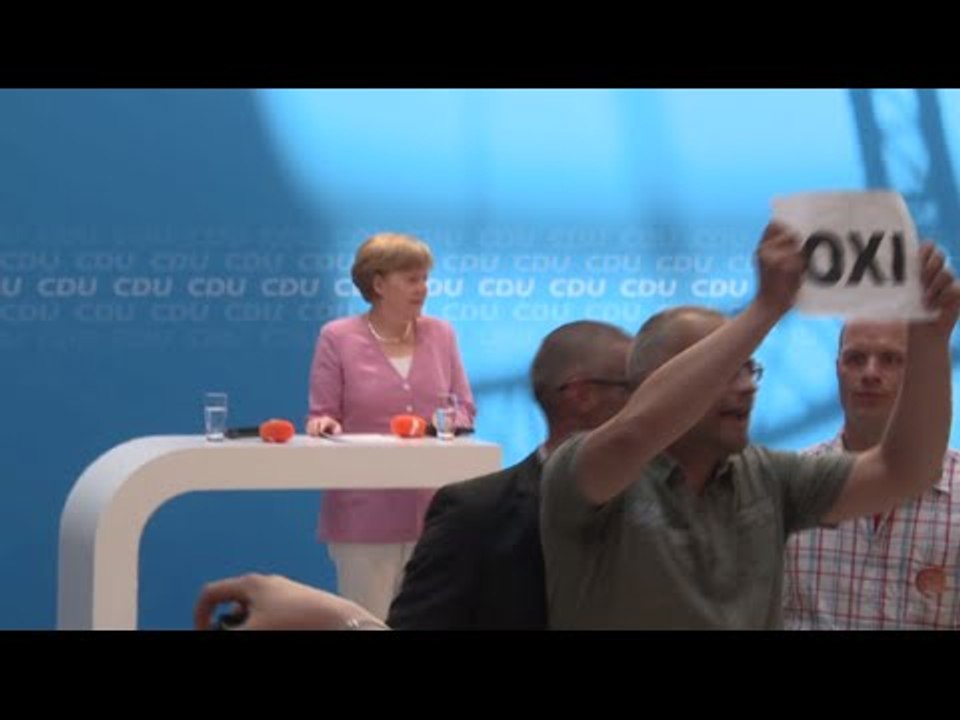 Merkel OXI-ed: Greek solidarity protesters heckle chancellor's speech