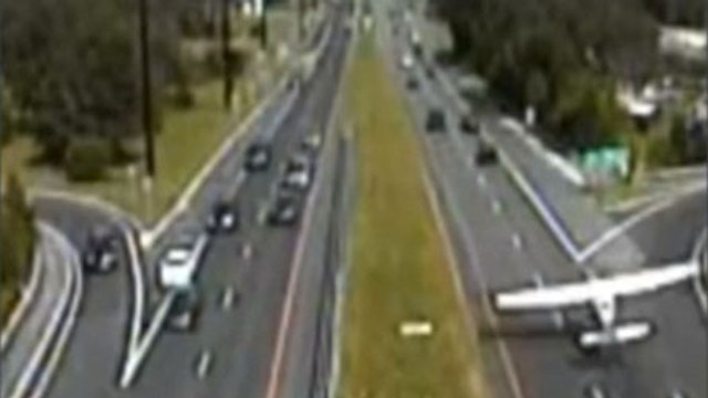 L'atterrissage d'urgence d'un avion sur une autoroute