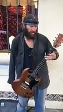 Un guitariste amputé d'une main joue Voodoo Child de Jimmy Hendrix.