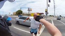 Arizona : un automobiliste pète un plomb et frappe un motard en plein visage