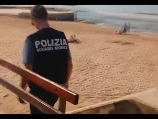 Marina di Ragusa, poliziotti si fingono bagnanti e arrestano ladro (16.07.15)