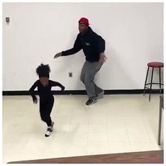 Dance une impressionnante petite fille
