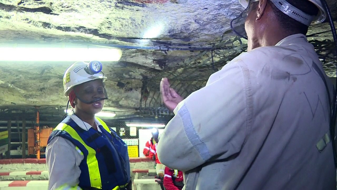 Frauen übernehmen das Regiment in Minen in Südafrika