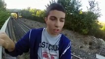 فيديو صادم ، مراهق ينام على سكة الحديد ويصور مرور القطار السريع فوقه
