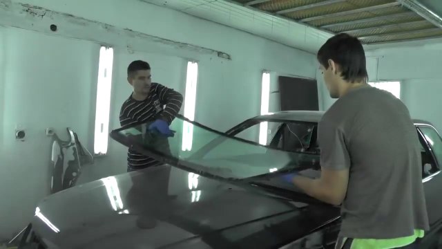 Как самостоятельно вклеить лобовое стекло.