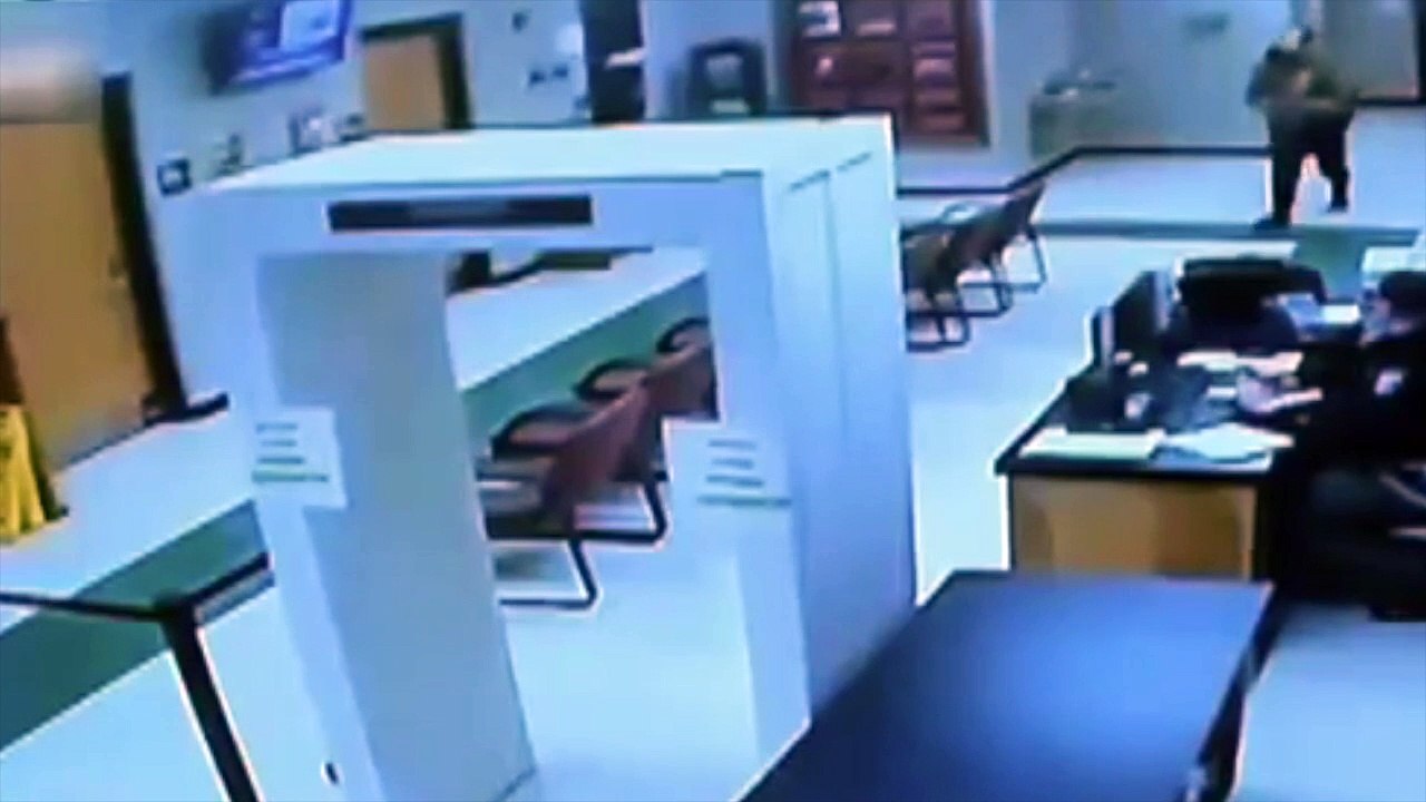 Preso se escapa de prisión por la puerta principal