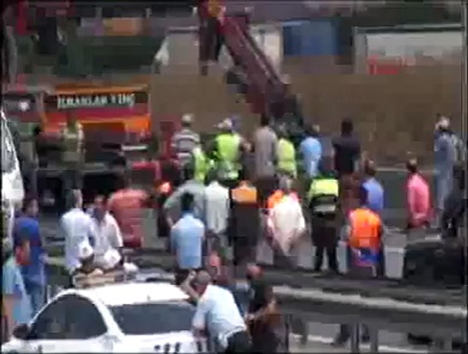 Yüksek gerilim hattı yola devrildi