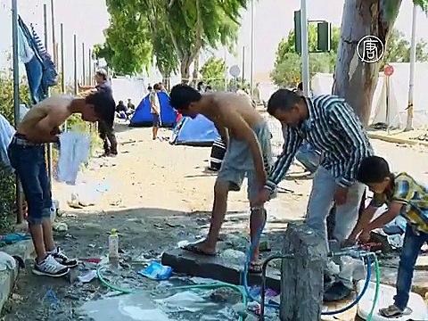 Мигранты продолжают бежать в Италию и Грецию