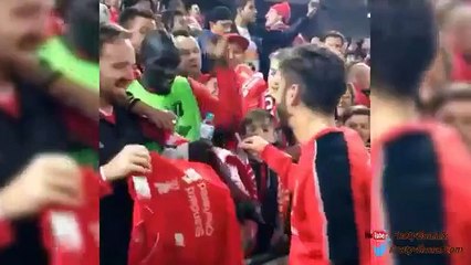Mamadou Sakho pretends to be a Liverpool fan to get Adam Lallana’s autograph
