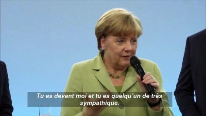 Angela Merkel fait pleurer une jeune immigrée et tente de la consoler