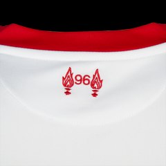 Liverpool dévoile son nouveau maillot extérieur !