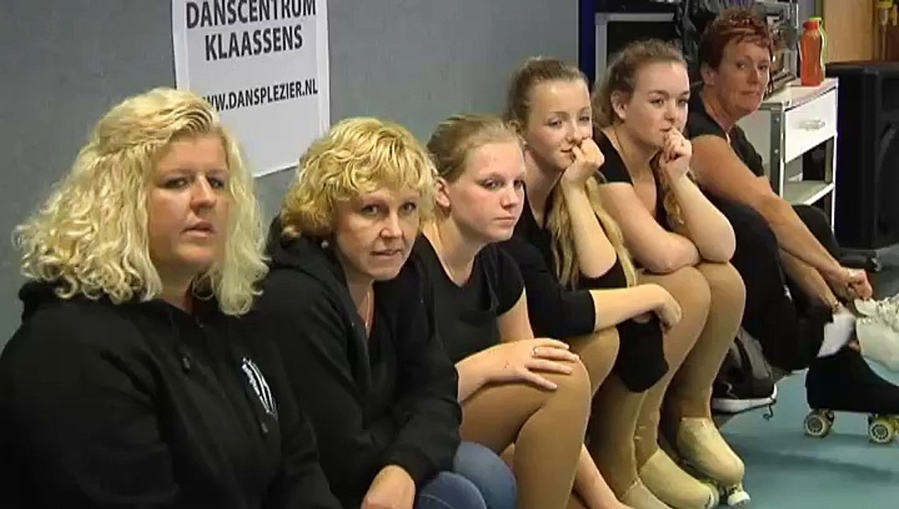 Meisjes dragen 14-jarig kunstrolschaatstalent op handen - RTV Noord