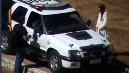 PMs param viatura para ver jovem fazendo ensaio só de calcinha no DF