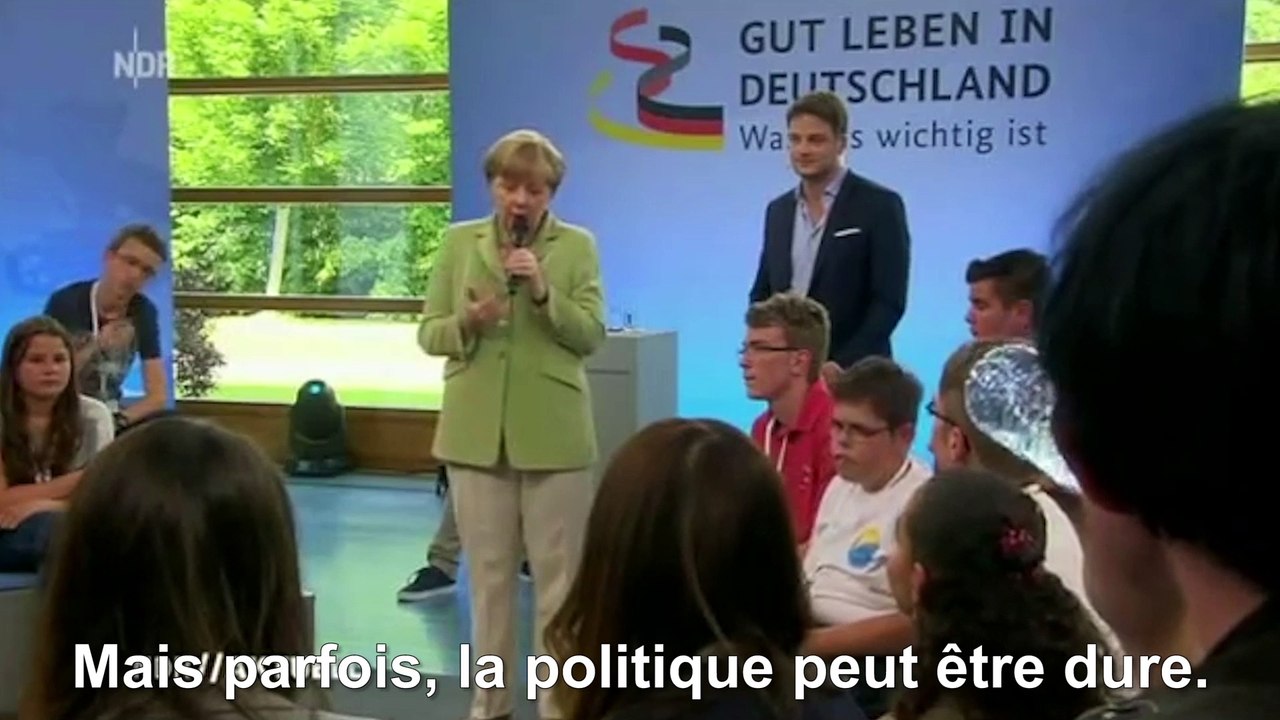 Angela Merkel tente de consoler une jeune réfugiée palestinienne (qu'elle a elle-même fait pleurer)