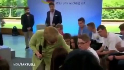 Merkel 6 yaşındaki Filistinli kızı gözyaşına boğdu