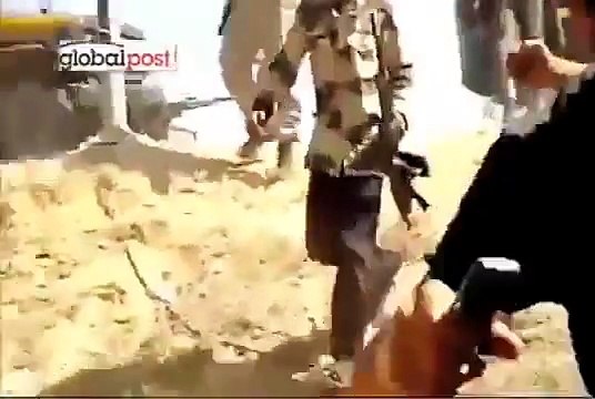 القبض على القذافي حي ثم قتلة واضح جدا كيفية موته.flv
