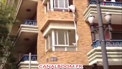 Un mari tombe sur l'amant de sa femme dans son lit