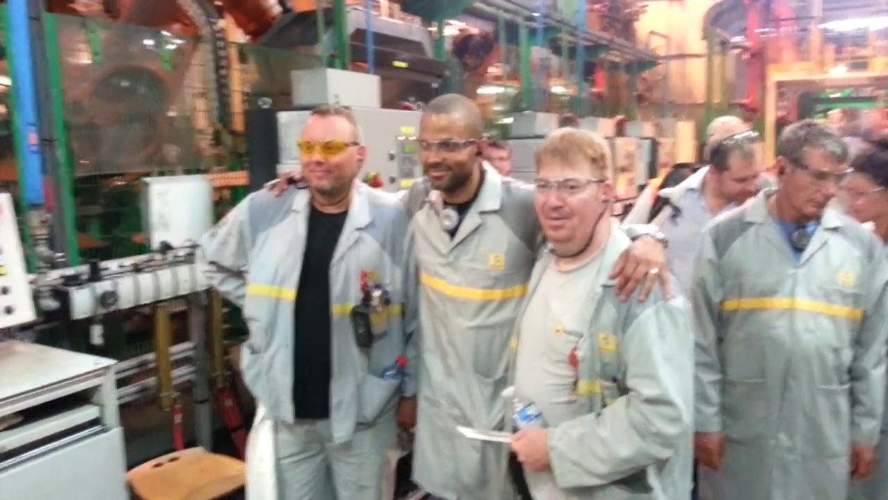 Tony Parker visite l'usine Renault de Batilly
