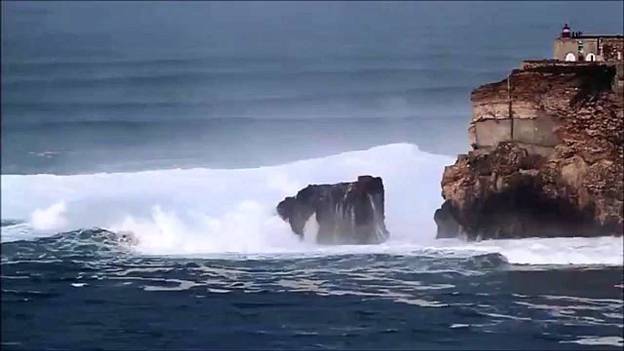 Surf sur la plus grosse vague au monde sur la côte portugaise !