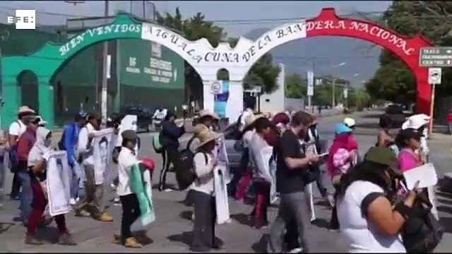 Padres de los estudiantes desaparecidos en México se enfrentan a la policía