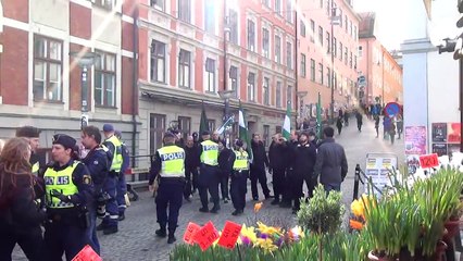 Svenska motståndsrörelsen möter motdemonstranter vid Slussen 20140412