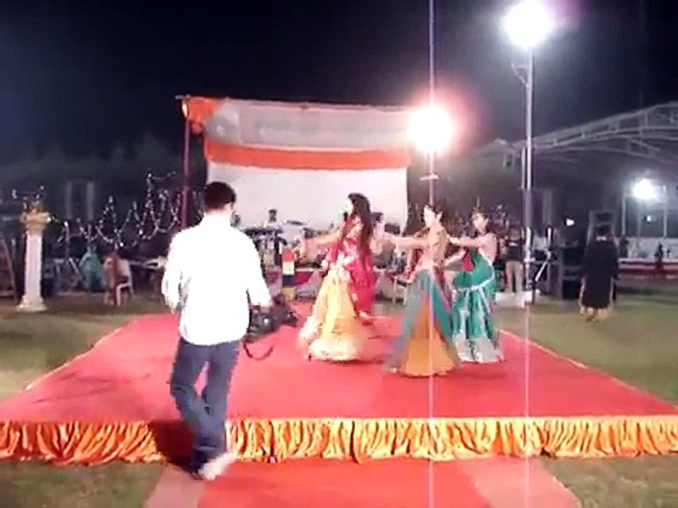 mehendi hai rachnay wali