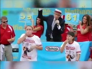 Jovem devora 62 cachorros-quentes