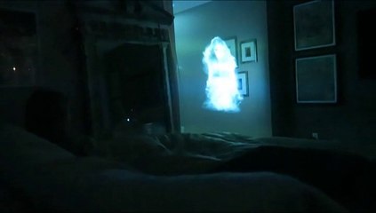 il fait croire à sa copine qu'un fantôme est dans leur chambre