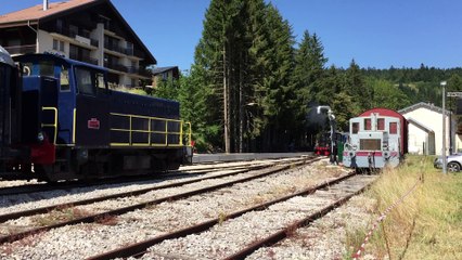 Départ des Hôpitaux du train avec deux locomotives.