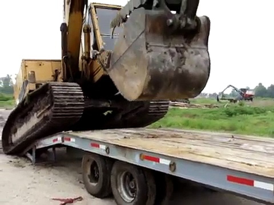 excavator loading on tag trailer