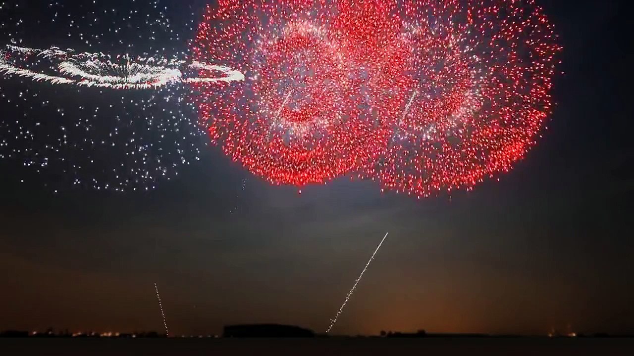 Le plus beau feu d'artifice au monde qui forme des coeurs