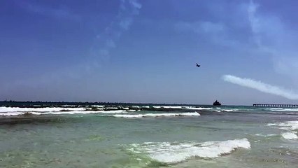 Veja o que acontece quando um jato passa muito perto do chão e uma praia