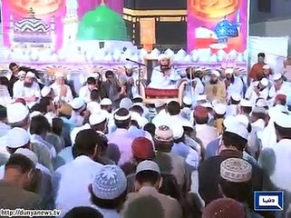 Moulana Tariq Jameel prays for Allah's mercy after address.