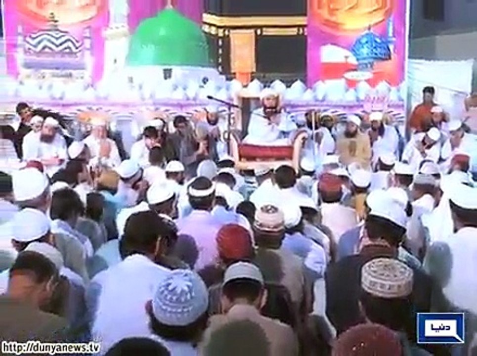 Moulana Tariq Jameel prays for Allah's mercy after address.