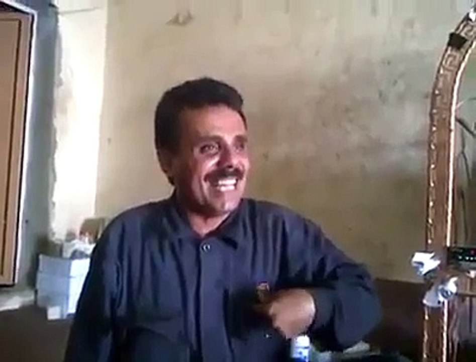 باكستاني يغني اغنيه في غربتي