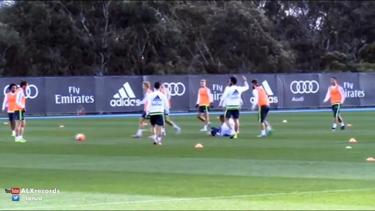 Cristiano Ronaldo por los suelos tras amague de Jesé (VIDEO)