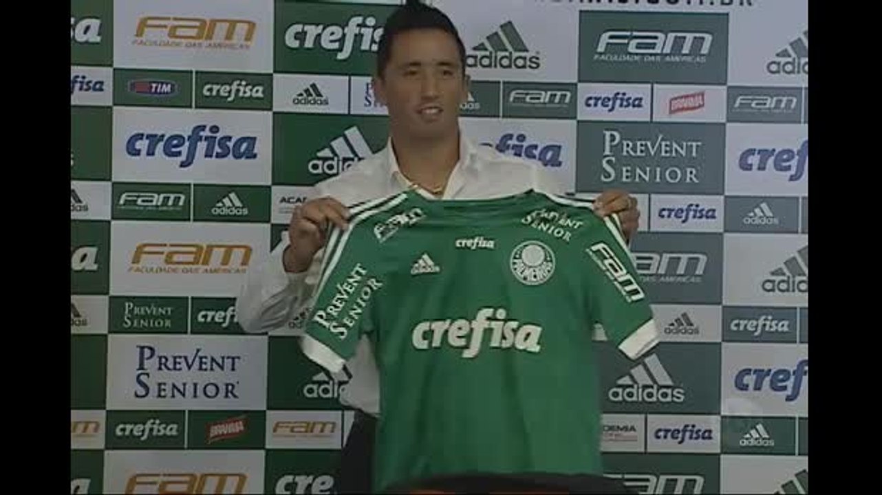 Palmeiras apresenta o atacante paraguaio Lucas Barrios