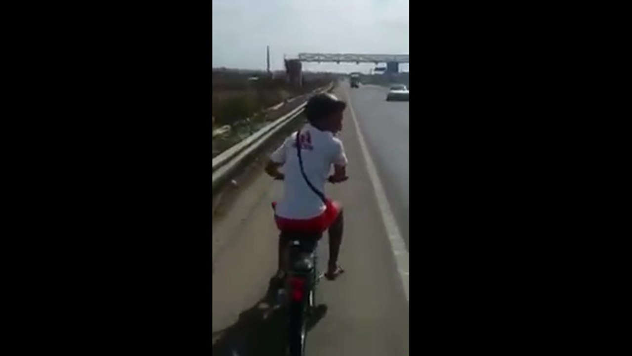 Mobylette à contre-sens sur l'autoroute (Maroc)