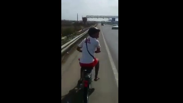 Mobylette à contre-sens sur l'autoroute (Maroc)