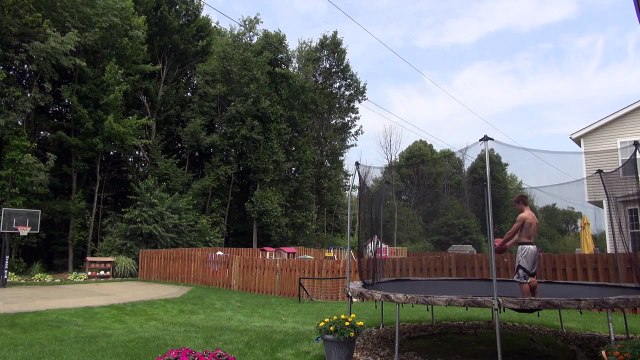 Panier incroyable avec un trampoline et deux ballons