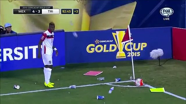 Un joueur de Trinidad et Tobago canardé par les fans mexicains