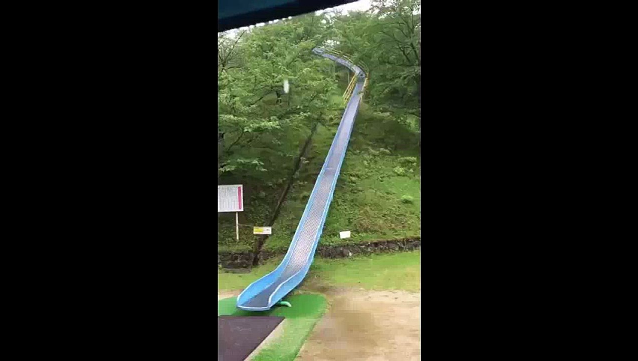 Descente dingue dans un toboggan géant
