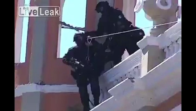 Un policier des forces spéciales mexicaines chute en Tyrolienne