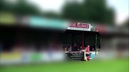 Un spectateur entre sur le terrain pour tirer un corner