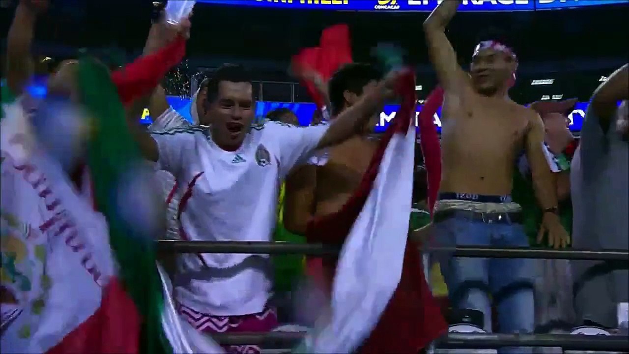 Quand des supporters de foot s'acharnent en jetant des poubelles sur un joueur et que son équipe marque un but magique..