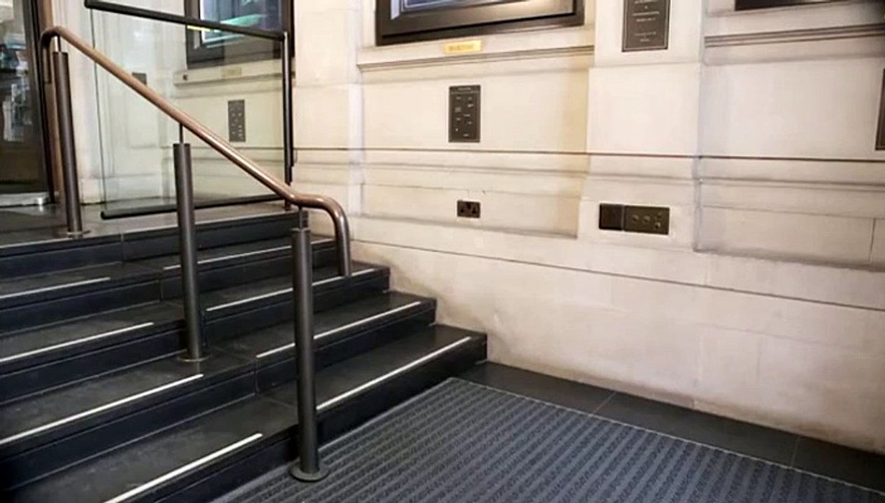 En fauteuil roulant, elle ne peut pas monter les marches mais appuie sur un mystérieux bouton…