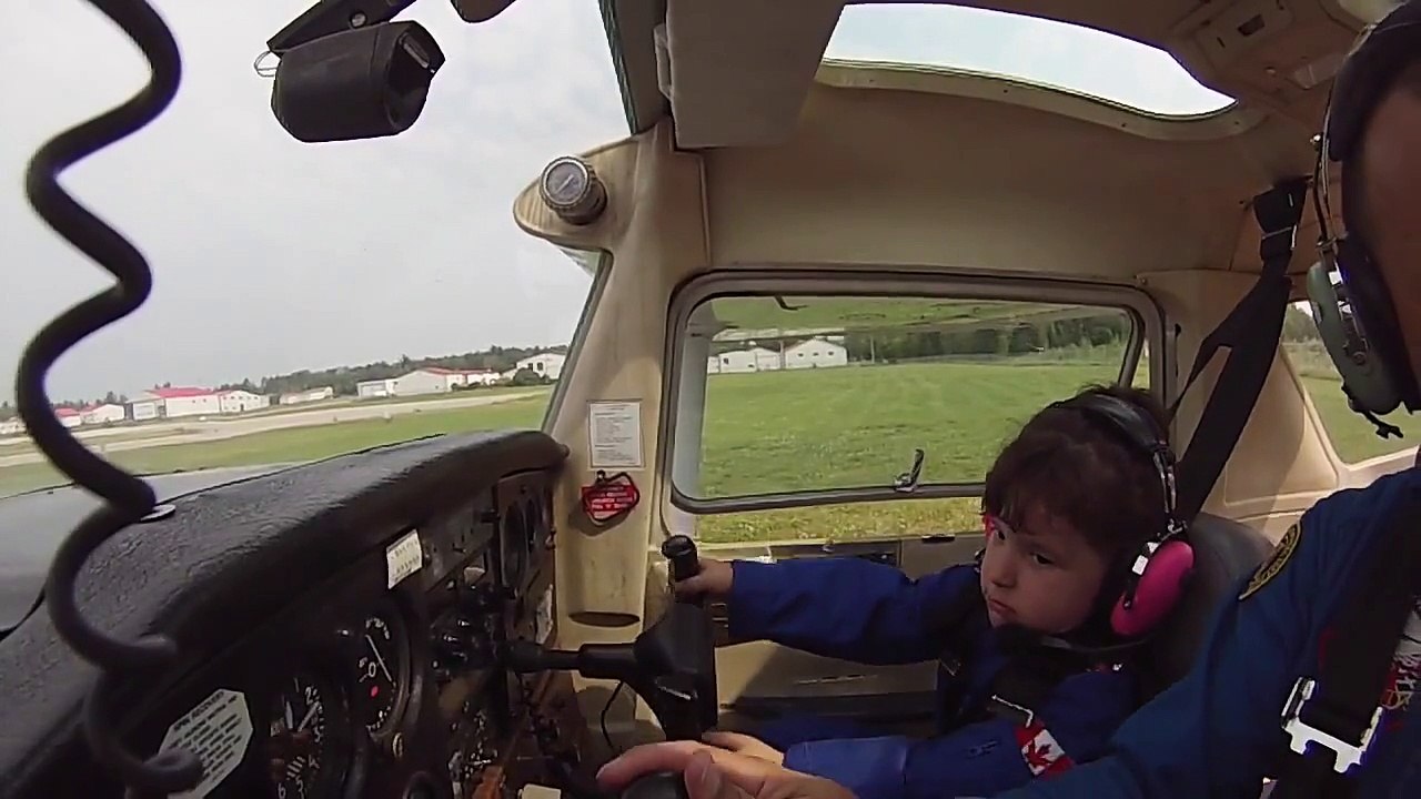 La petite Léa teste la micropesanteur